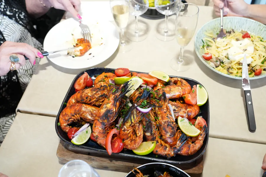 Assiette de crevettes grillées et agrumes servie au Novoli