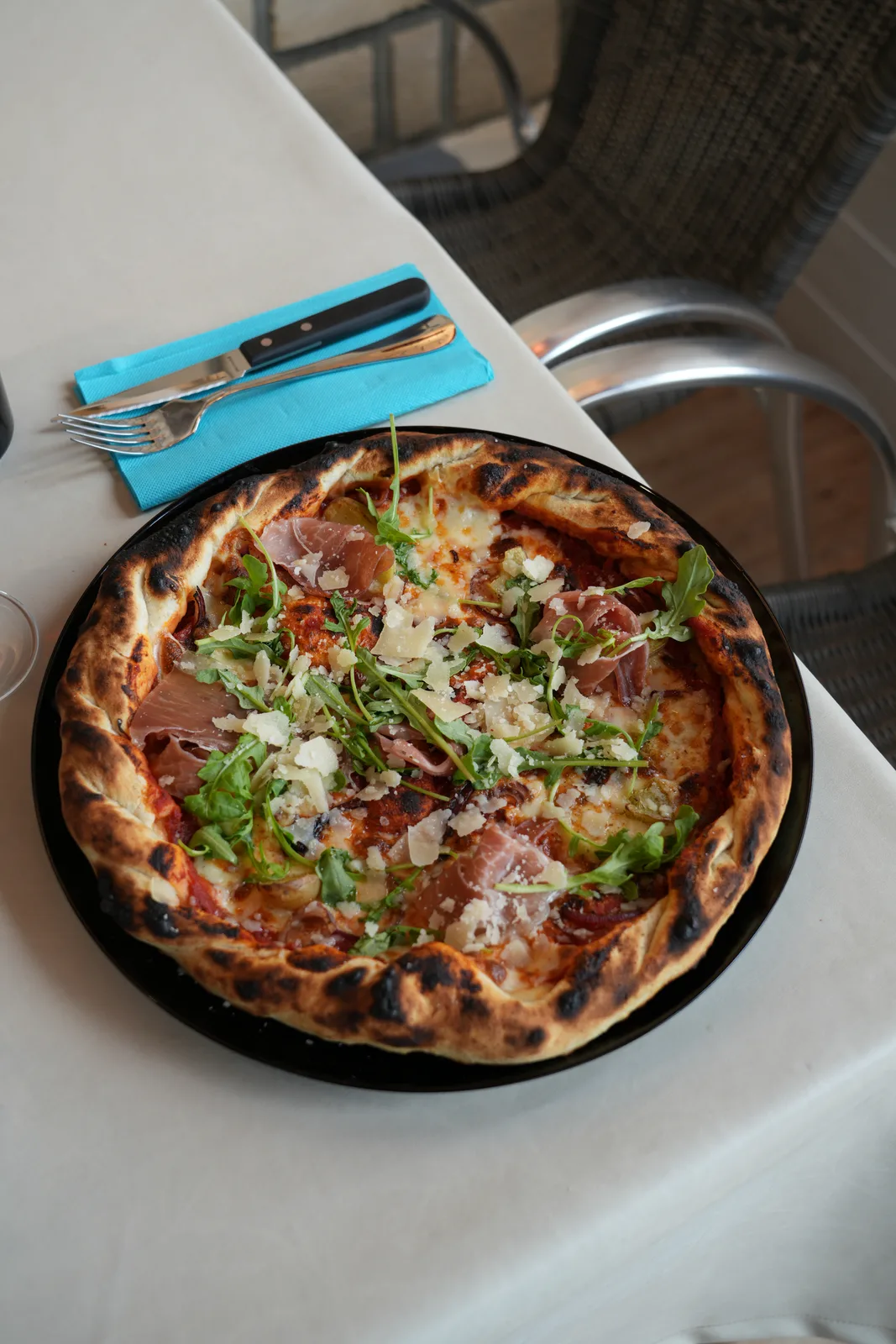 Pizza maison dorée avec roquette préparée au Novoli