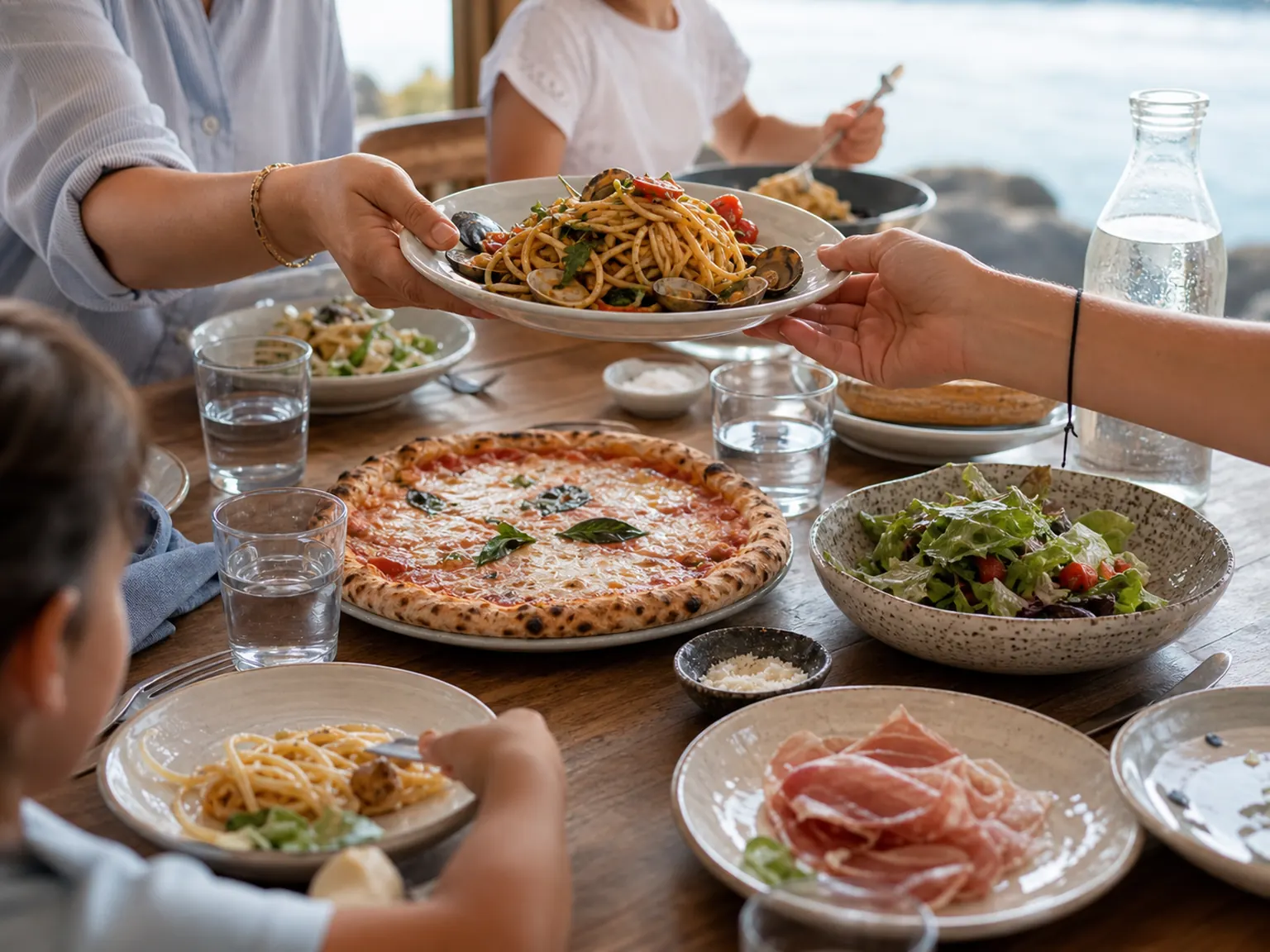 Repas familial partagé avec pizza, pâtes et salade